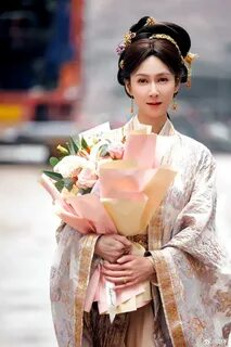 演 完 宋 轶 小 妈 又 演 赵 今 麦 小 妈.41 岁 的 她 女 人 味 十 足.可 温 柔 可 凶 悍 