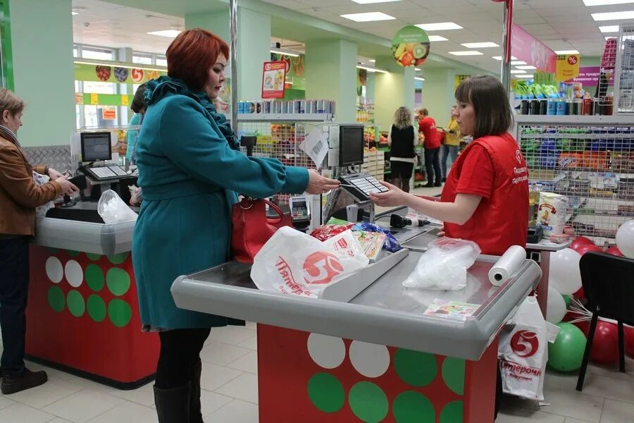 Другое дело магазин. Касса в магазине Пятерочка. Товары на кассе в Пятерочке. Покупатель в Пятерочке. Касса Дикси.