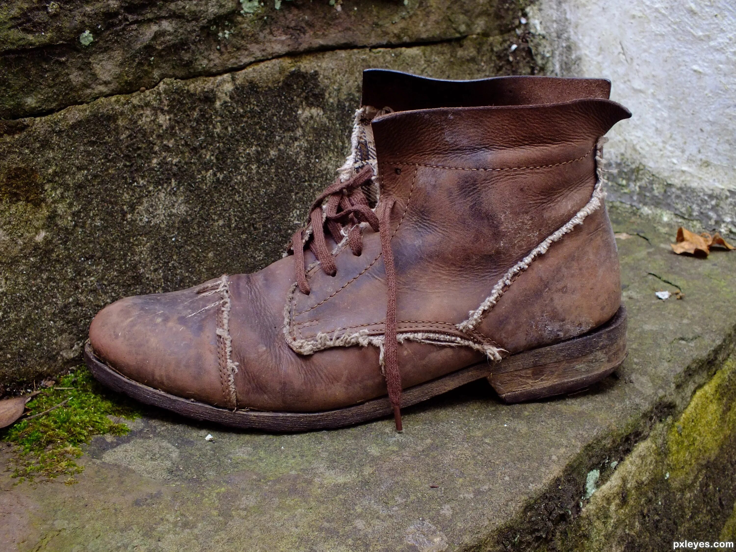Виды обуви старые. Старые кожаные ботинки. Кожаные ботинки поношенные. Древняя обувь. Старые потертые ботинки.