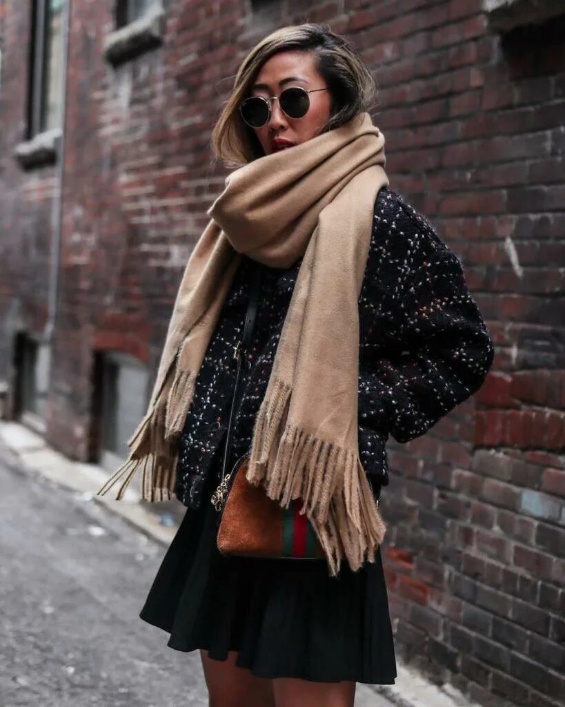 Шарф под шубу. Палантин под. Палантин под. Шарф палантин на пальто. Шарф зимний.