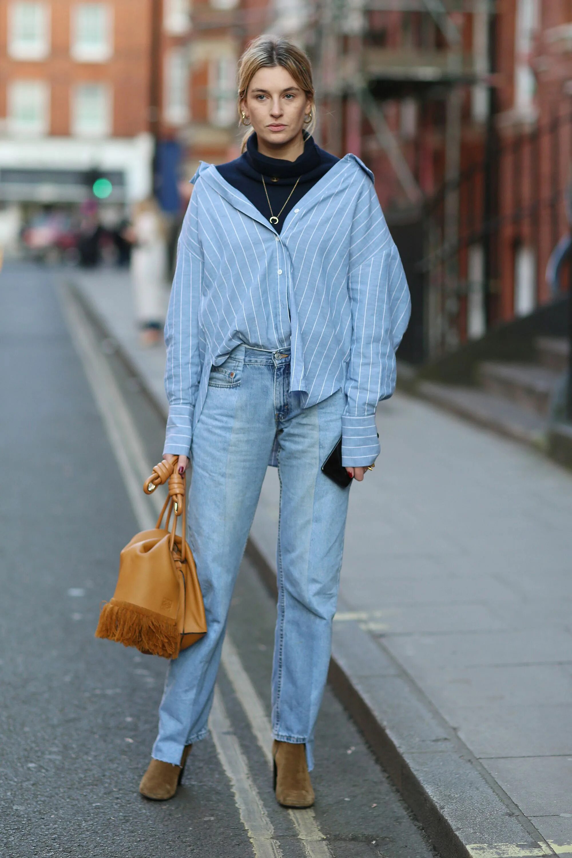 Образ оверсайз. Рубашка Oversized Street Style. Рубашка оверсайз стрит стайл. Водолазка с рубашкой стритстайл 2020. Образы с рубашкой оверсайз.