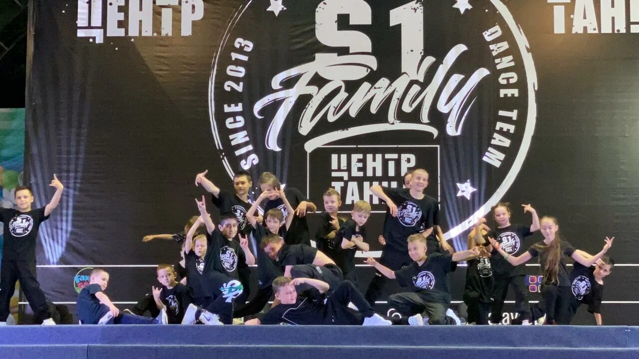 Семья танцы дома. S dance family. Семья танцует. Семейные танцы. Танцы всей семьей.
