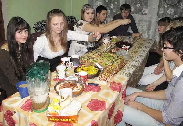 Студенческая вечеринка в общежитии. Студенческая тусовка в общаге. Студенческая вечеринка в общежитии. Студенты общага вечеринка. Пьянка в общаге.