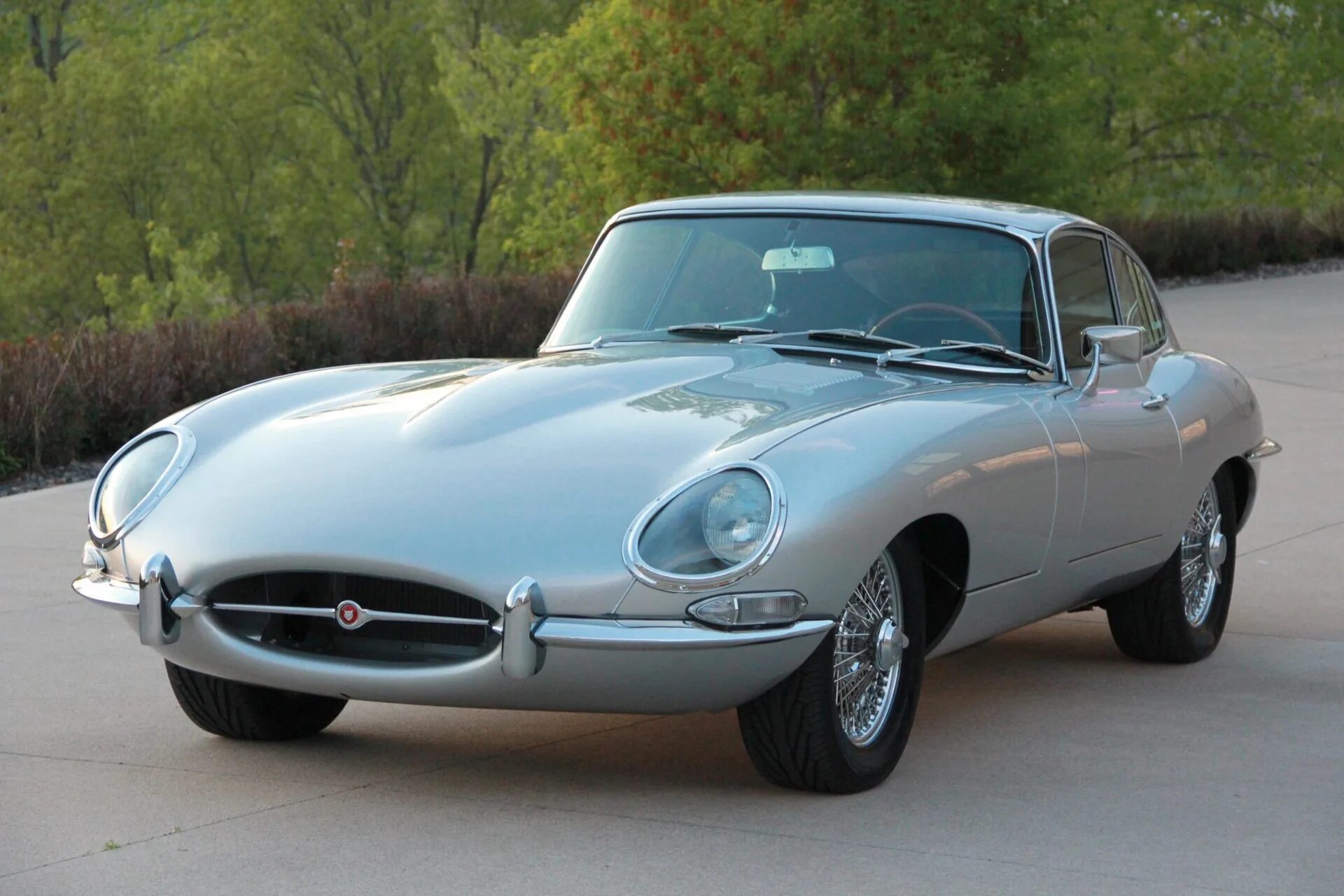 1964 года купить. Jaguar e Type Restomod. Ягуар x Type 1960. Jaguar e Type 2+2 1964. Ягуар Джеймса Бонда.