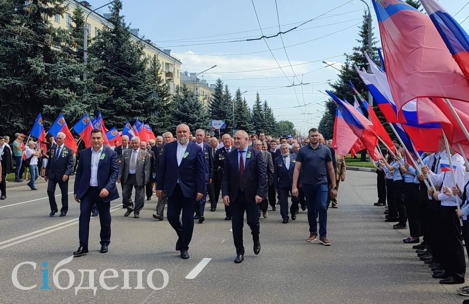 С днем шахтера кузбасс. Фото парад новокузнецк 2024. Концерт день шахтера новокузнецк 2024. Шахты со звездами. 1 июня сцена на улице.