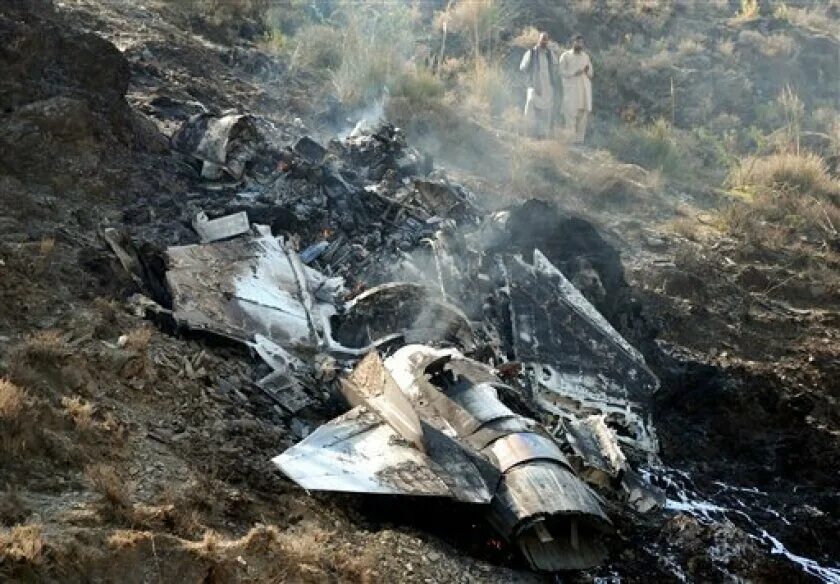 Разбитый военный самолет.
