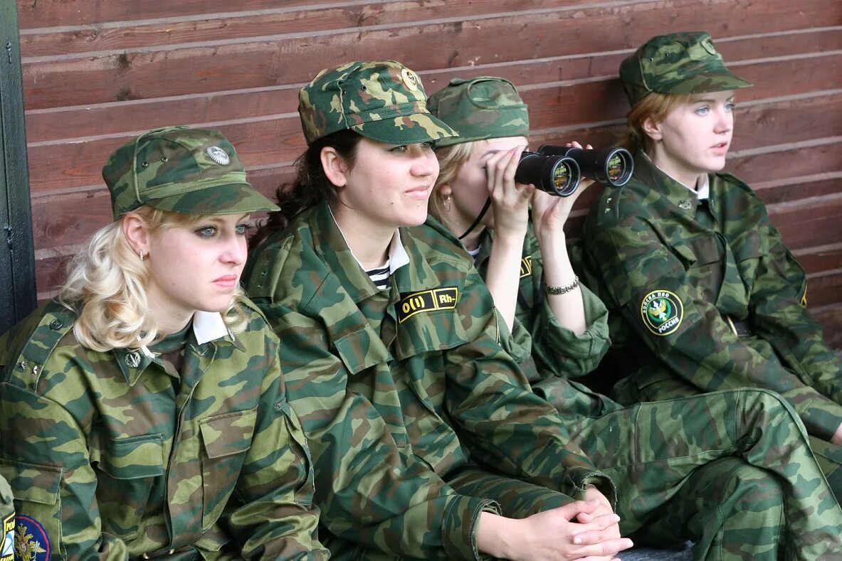 Девушки военнослужащие. Служба женщин в армии. Девочки служат в армии. Женщины военные по контракту. Женщины идут в армию