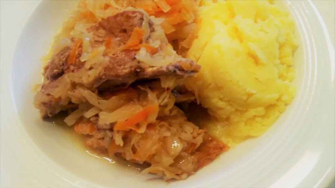 Тушеная капуста с картофельным пюре. Картофельное пюре с тушеной капустой. пюре с квашеной капустой. картошка пюре с капустой тушеной. тушеная капуста со свининой.