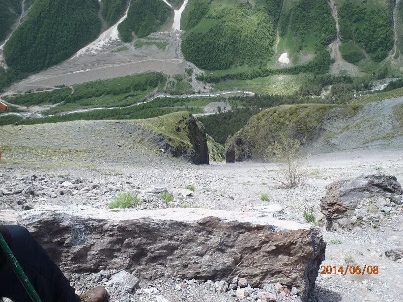 Волчьи ворота чечня. Башни в аргунском ущелье. Гора волчьи ворота дагестан. Чечня горы аргунское ущелье. Аргунское ущелье волчьи ворота.