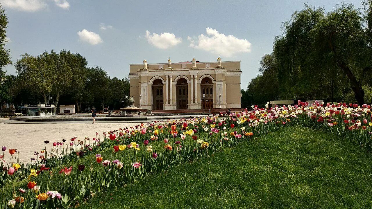 Ташкент театр оперы и балета им Навои. Большой театр имени Алишера Навои. Театр имени Алишера Навои в Ташкенте. Театр оперы и балета Ташкент Алишера Навои.