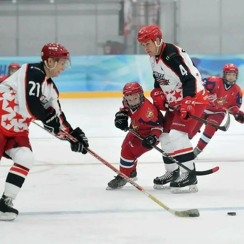 Можга ледовый дворец. Ледовая арена г. Ледовый дворец можга. Ледовая арена г. Можга ледовый дворец арена.