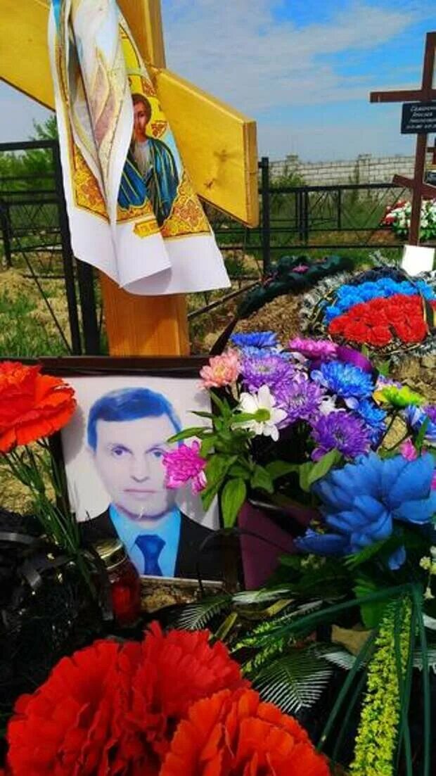 Цветы на могилу. Герои России. Люди цветы могила. Цветочный герой. Могила утонувшей