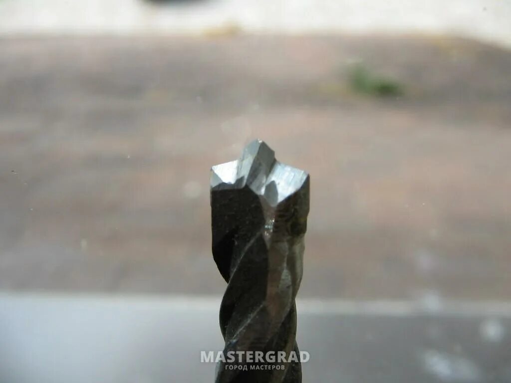 Заточка победитового сверла по металлу. Как точить бур. Заточка сверла по бетону для дрели. Заточка бура по бетону для перфоратора углы. Заточка сверла по бетону.