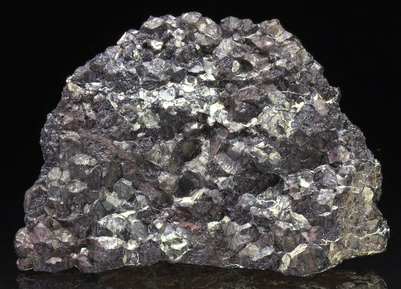 Минералы руды горные породы. Хромит – хромистый Железняк минерал. Хромистый Железняк Хромит формула. Хромит магнетит. Хромит хромовая руда.