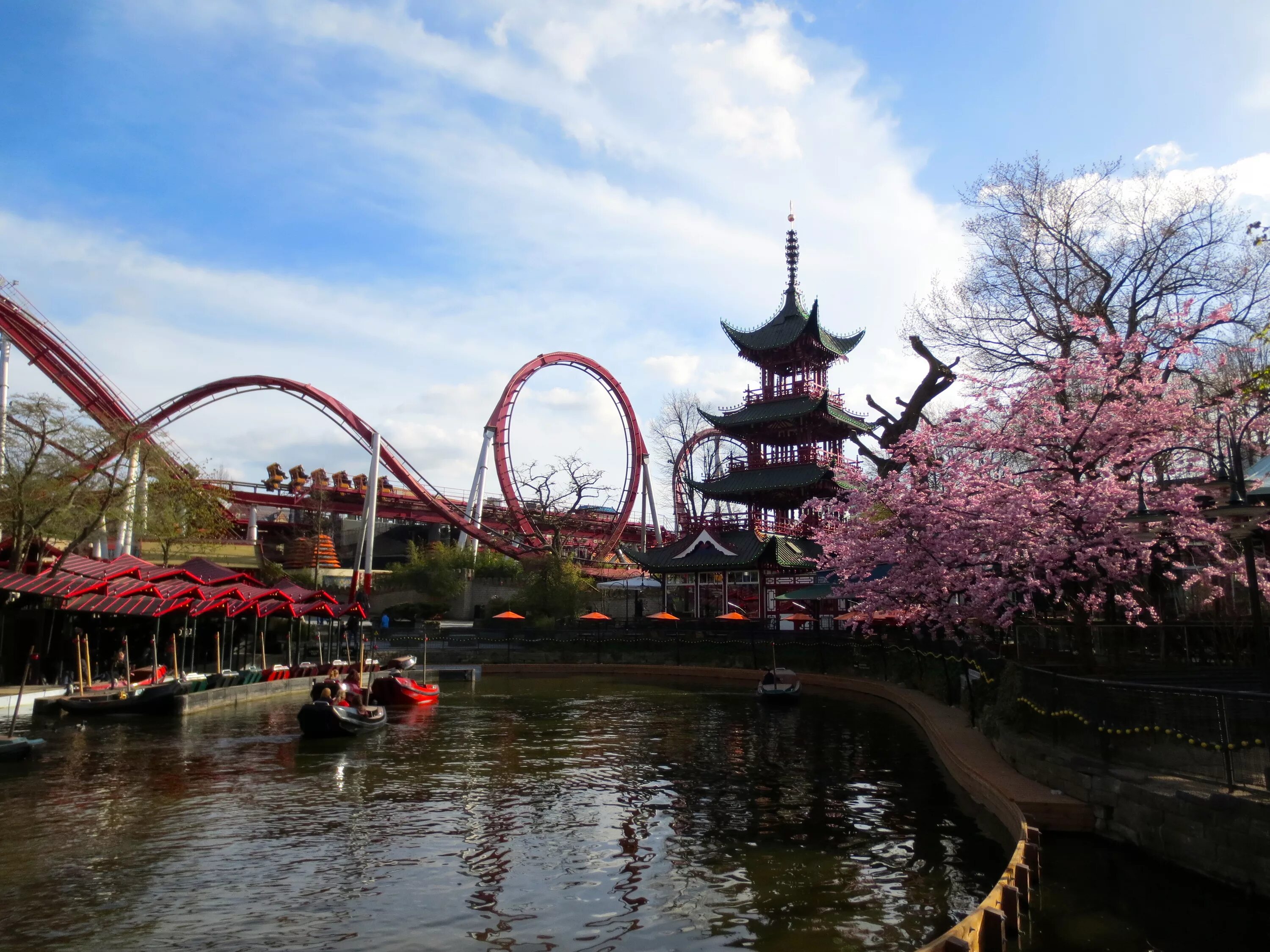 Tivoli park. Парк тиволи аттракционы. Парк тиволи копенгаген. Парк развлечений тиволи копенгаген. Tivoli park.