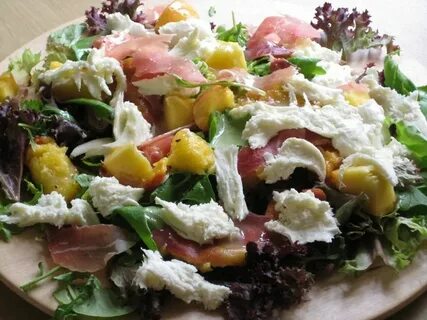 Салат с консервированными персиками