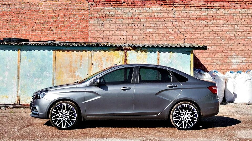 Пререобулся. 18-ки на месте. - Lada Vesta, 1,6 л, 2017 года колёсные диски DRIVE