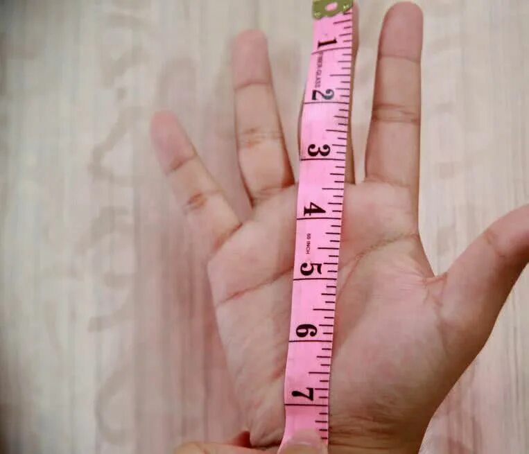 Сколько сантиметров пальцы. Рука с линейкой. Измерить длину ладони. Линейка размер ладони. Линейка по пальцам.