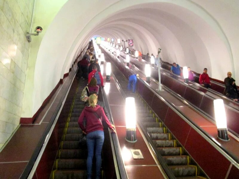 Чкаловская переход. Метро Новочеркасская эскалатор. Станция метро Маяковская эскалатор. Эскалатор метро Шаболовская. Чкаловская метро эскалатор.