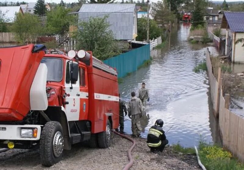 Откачка воды шахты. Техника МЧС. Пожарная машина с водой. Машина для откачки воды при наводнении. Пожарная техника откачивает воду.