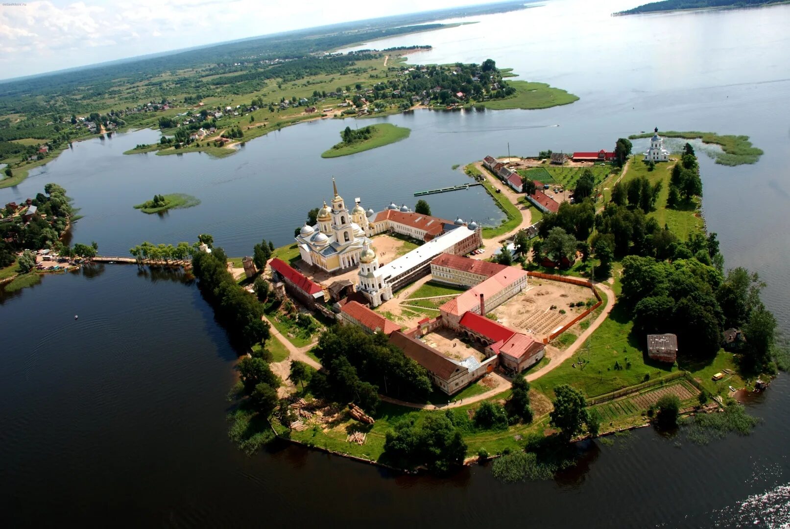 Николо столбнинская пустынь ь. Храм нила столобенского селигер. Монастырь на селигере. Монастырь на селигере. Нило-столобенская пустынь осташков.