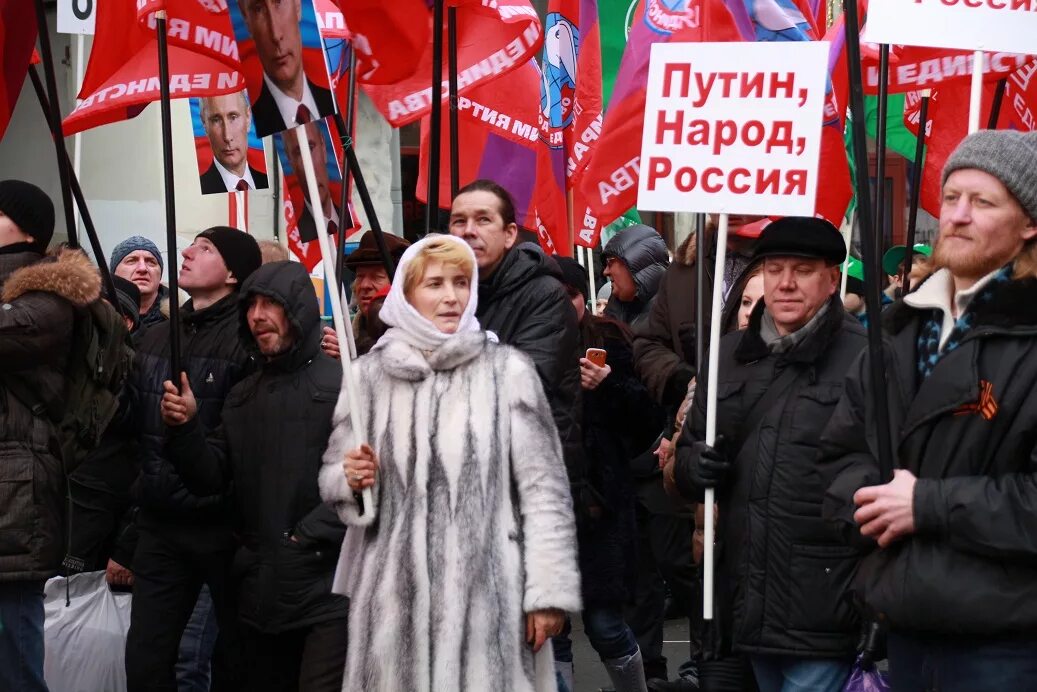 Президент россии с народом. Путин с девушкой. Сколько путину. Задумчивый путин. Владимир путин с народом.