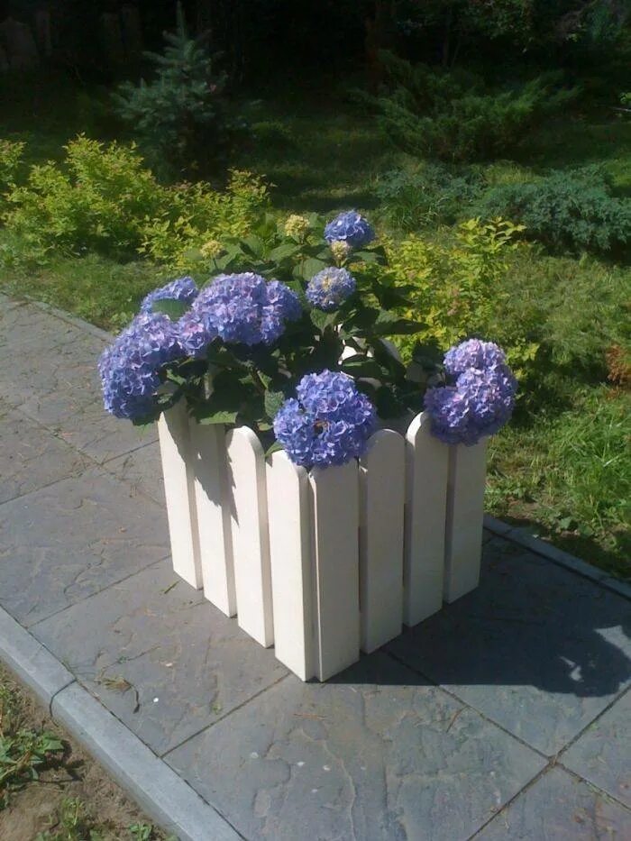 Клумба из досок для цветов. Клумба из бетонных блоков. Для уличных цветов своими руками. Уличные вазоны из дерева. Деревянные вазоны для цветов уличные.