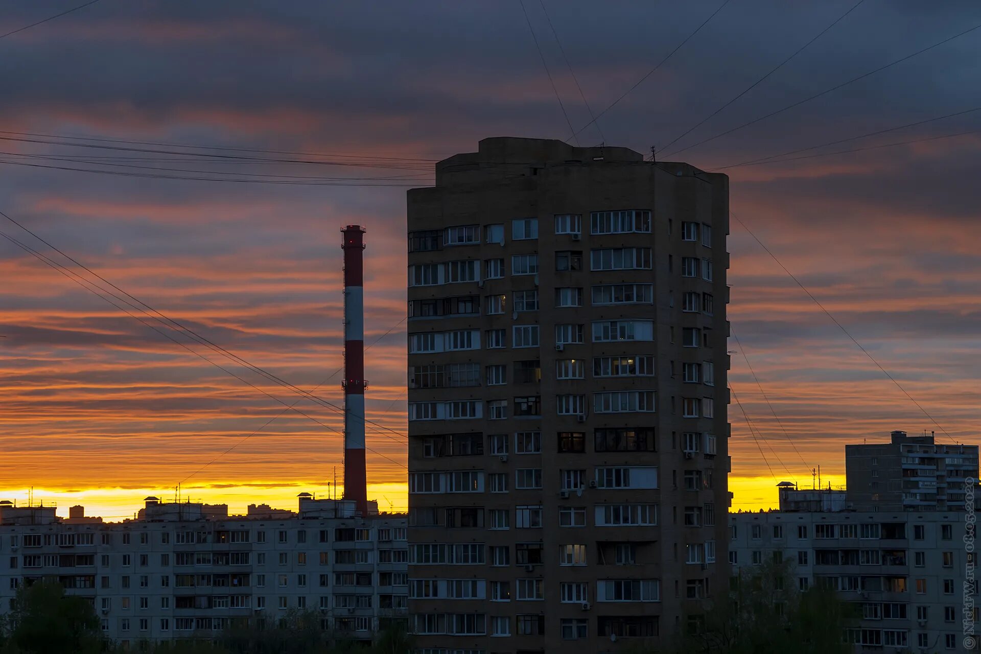 Закат над домами. Дом на закате. Закат пятиэтажки. Закат над пятиэтажкой.