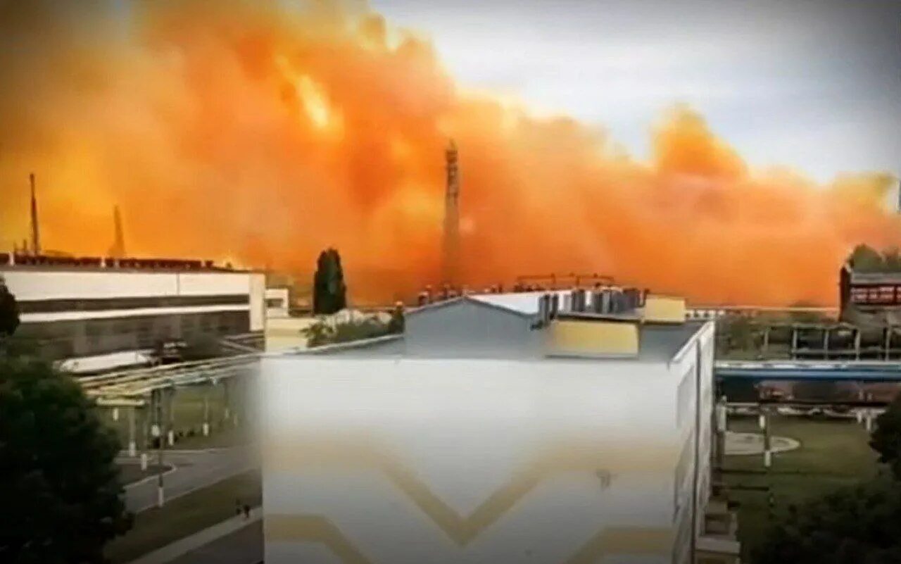 Взрыв на химзаводе в Ровно. В Украине взорвался химический завод. Азотный завод взрыв. Украина взрыв на химическом заводе 2021.