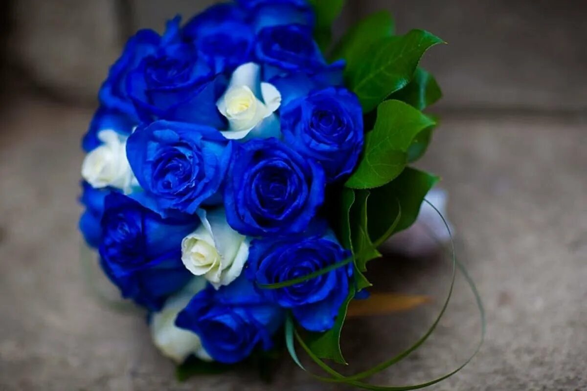 Красивые цвет из синих цветов. Букет невесты с синими розами. Свадебный букет с синими розами.