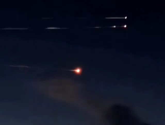 Как выглядит ракета ночью. Ракета в небе. ракета в небе ночью. боевые ракеты в ночном небе. полет ракеты ночью в небе.