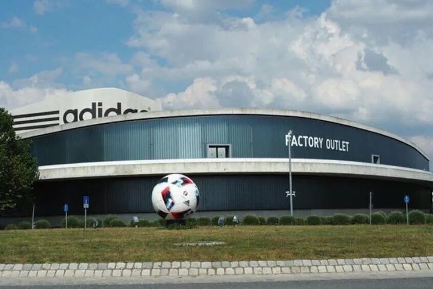 Factory outlet. Adidas Factory in Herzogenaurach. Херцогенаурах Puma Factory. Пума адидас Герцогенаурах. Штаб в Херцогенаурах адидас и Пума.