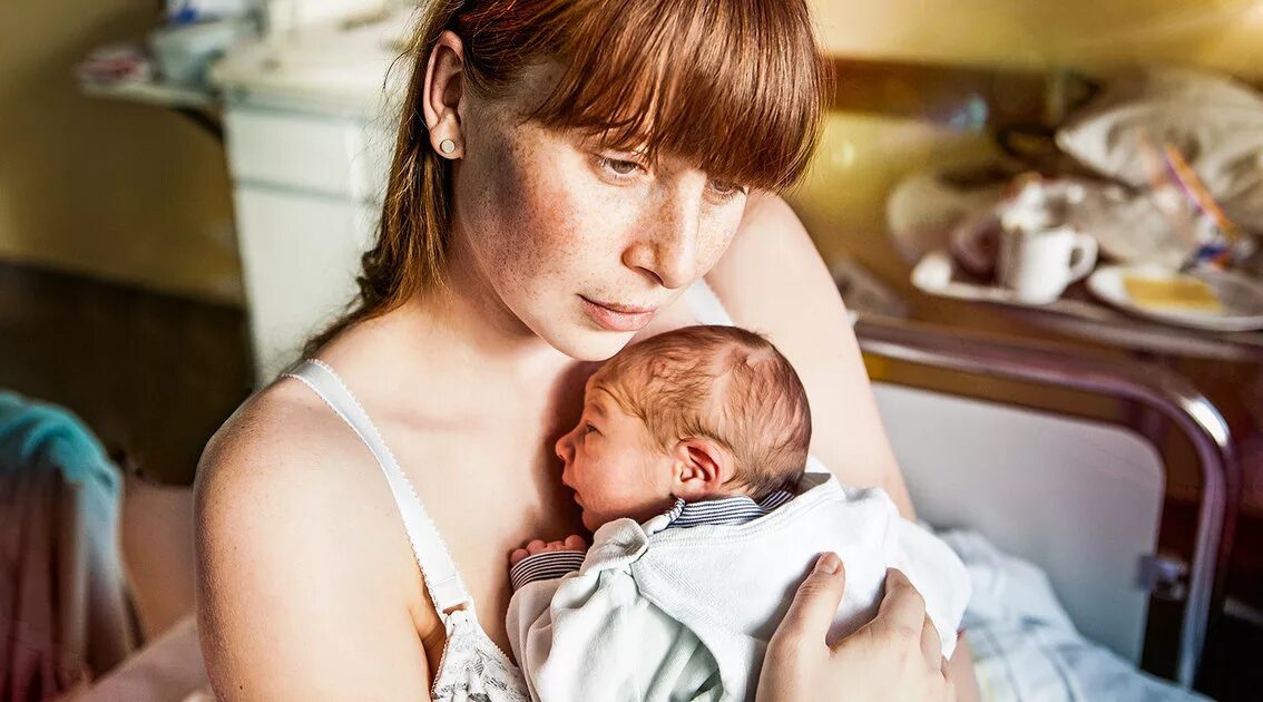 Родить девочку и кормить ее