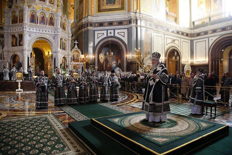 Литургия Преждеосвященных Даров Патриарх. Площадка для проведения литургии. Храм Христа Спасителя мойка машин.