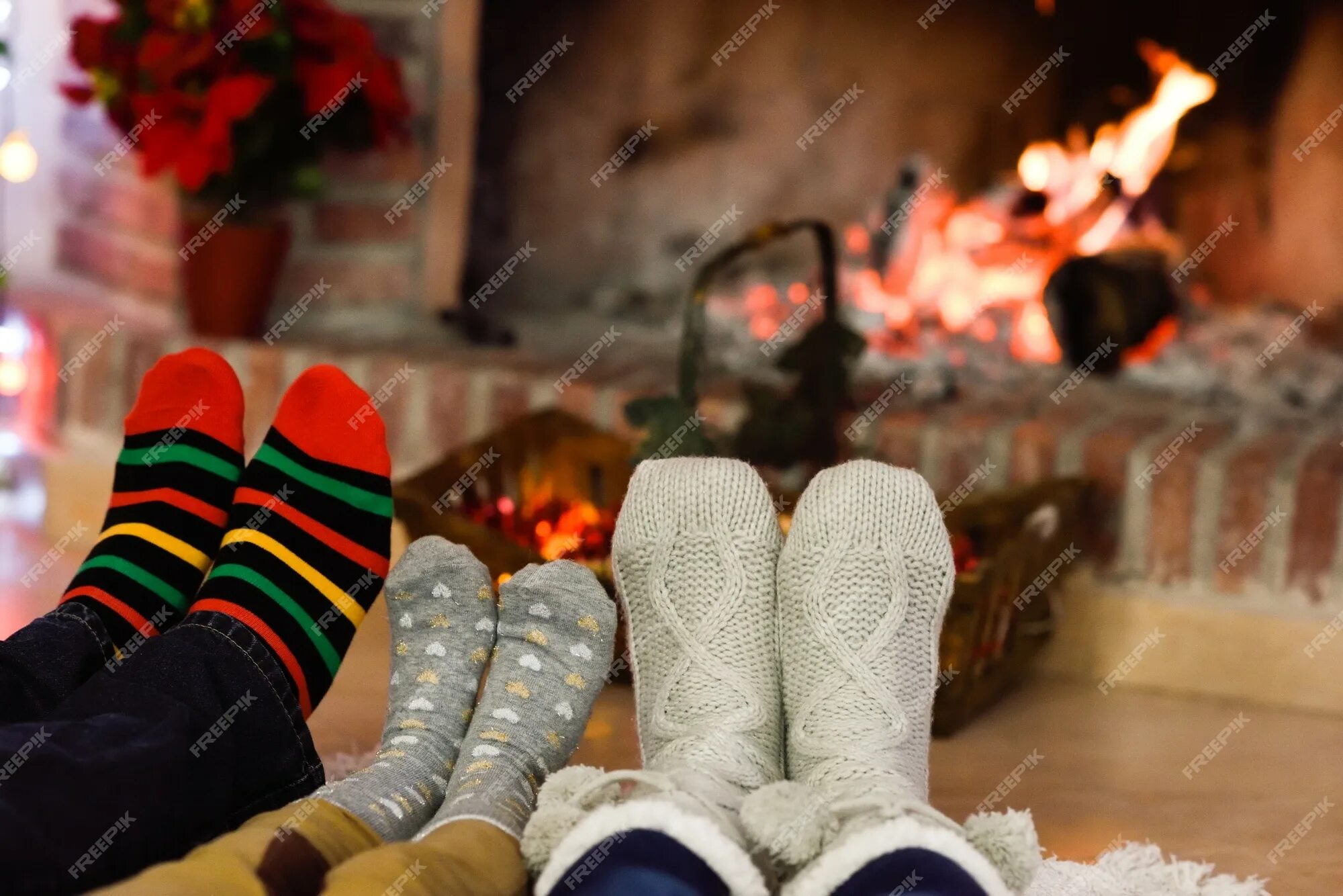 Пара теплых носков. Уютные зимние тапочки. Новогодний камин с елкой и носками. Теплые уютные носочки. Камин и ноги в носках.