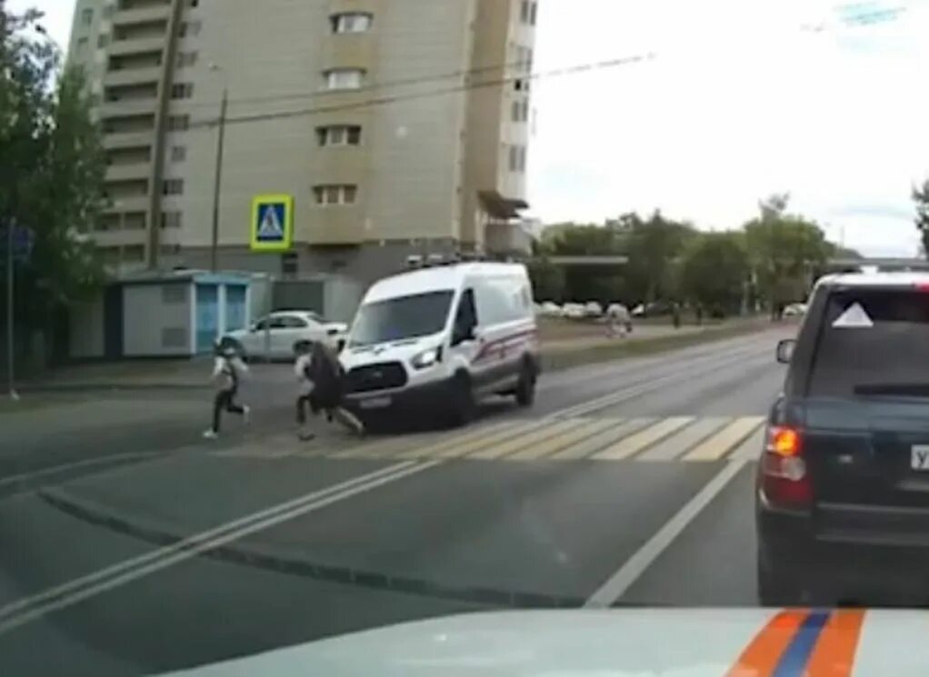 Авария со скорой помощью в Москве. В Москве сбили девочку на пешеходном.