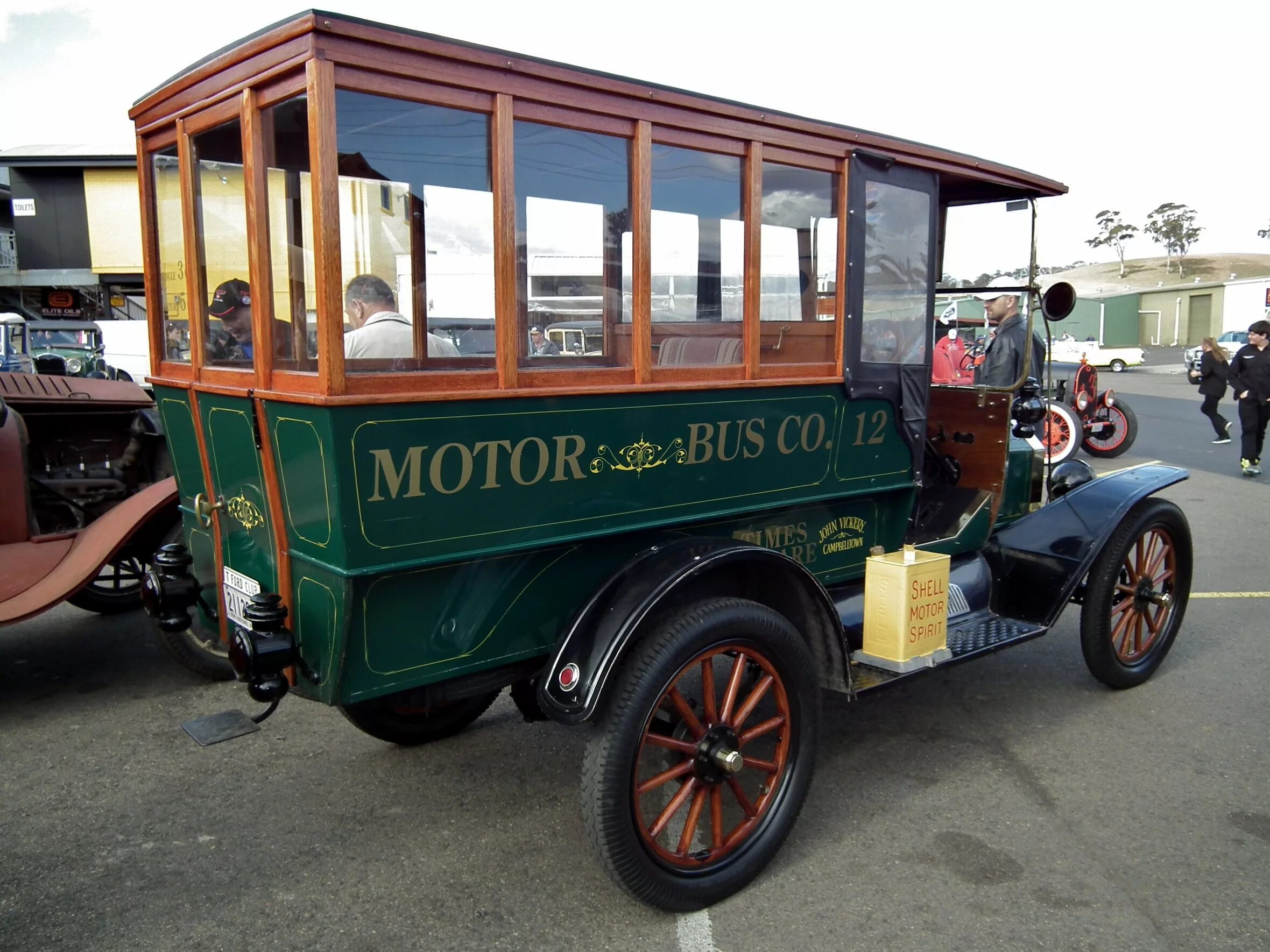 Первые автобусы в россии. Ford model t 1916. Ford model t 1916 автодом. Ford Bus 1935. Ford model Bus.