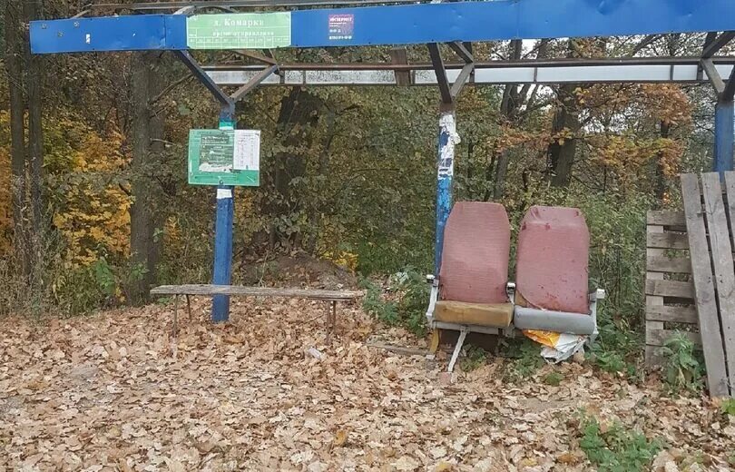 Почему в туле в пролетарском. Остановка в деревне. остановка в лесу. остановки в туле. лавочка на остановке.