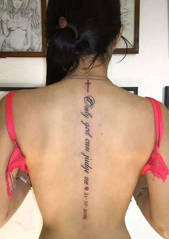 Надпись на спине женские. Татуировка на спине у девушки. Тату на спине для девушек. Тату на спине женские надписи. Татуировки для девушек на спине надписи.