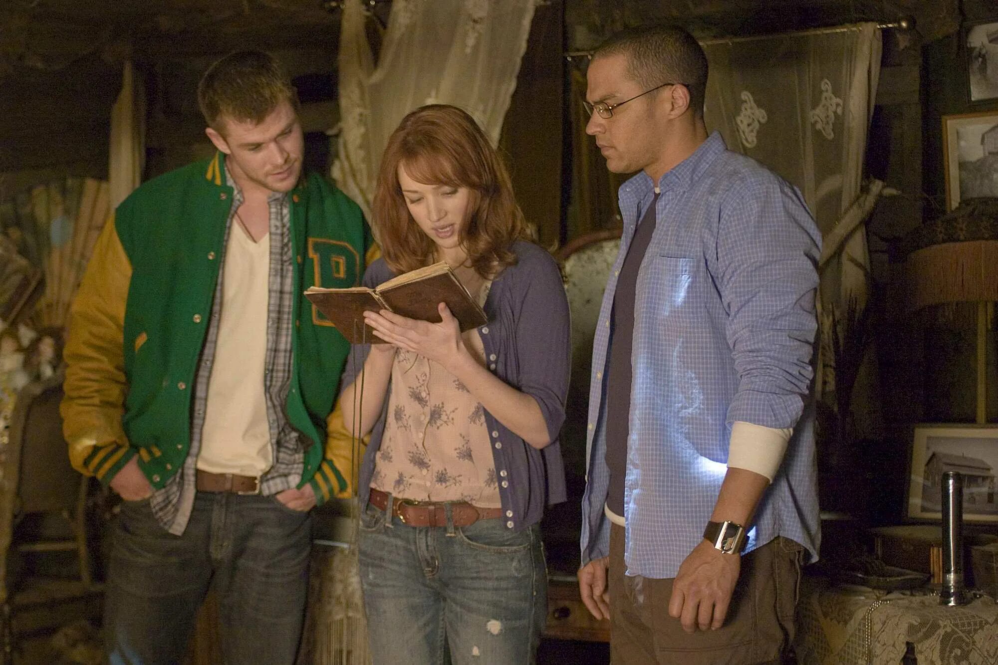Ужасы про дом в лесу. Хижина в лесу / the wood (2011). хижина в лесу \ the cabin in the woods (2012). крис хемсворт хижина в лесу. хижина в лесу (дрю годдард, 2011).