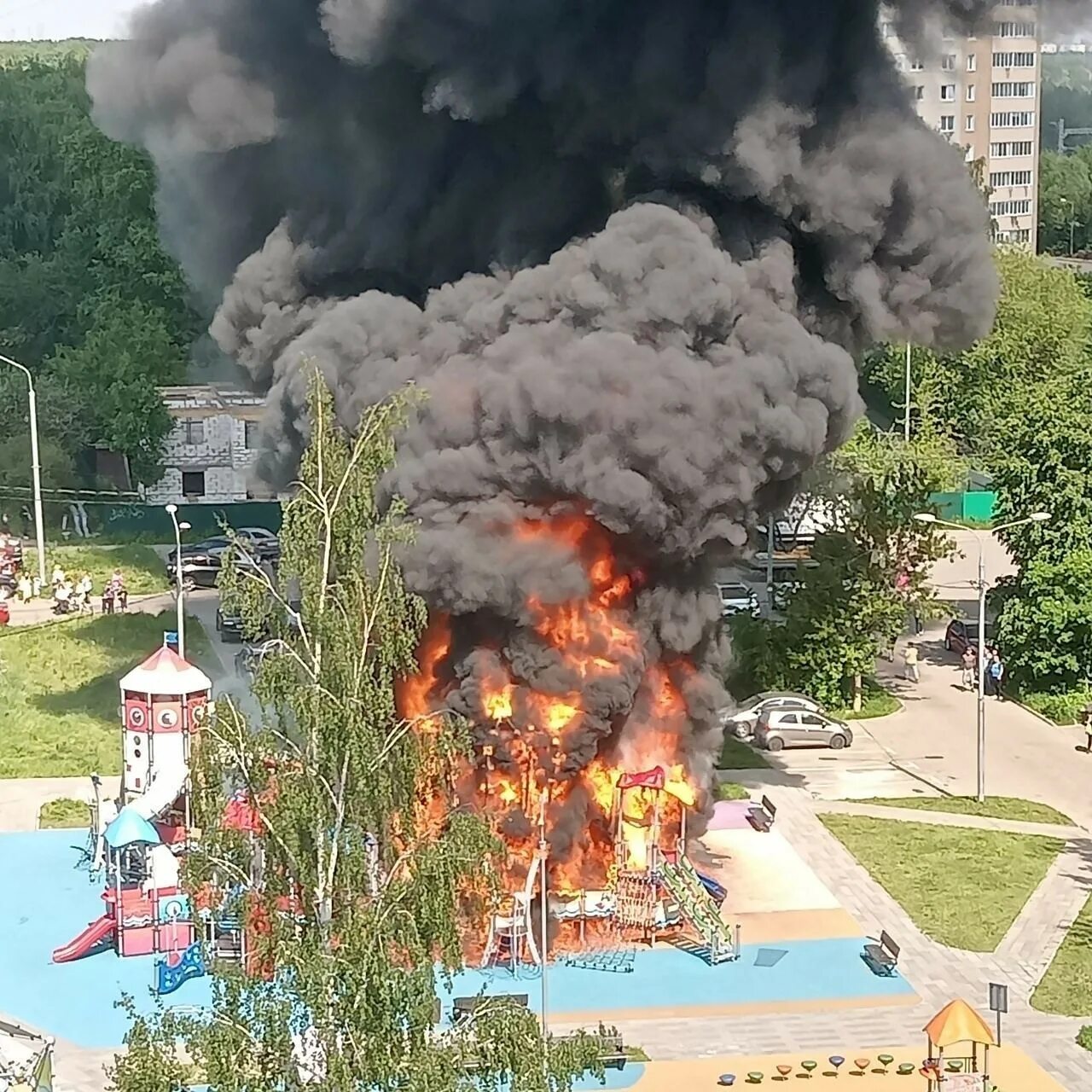 Пожар на площадке в Кокошкино. Пожар на детской площадке в Кокошкино. Горит детская площадка в Кокошкино. Пожар в новой Москве.