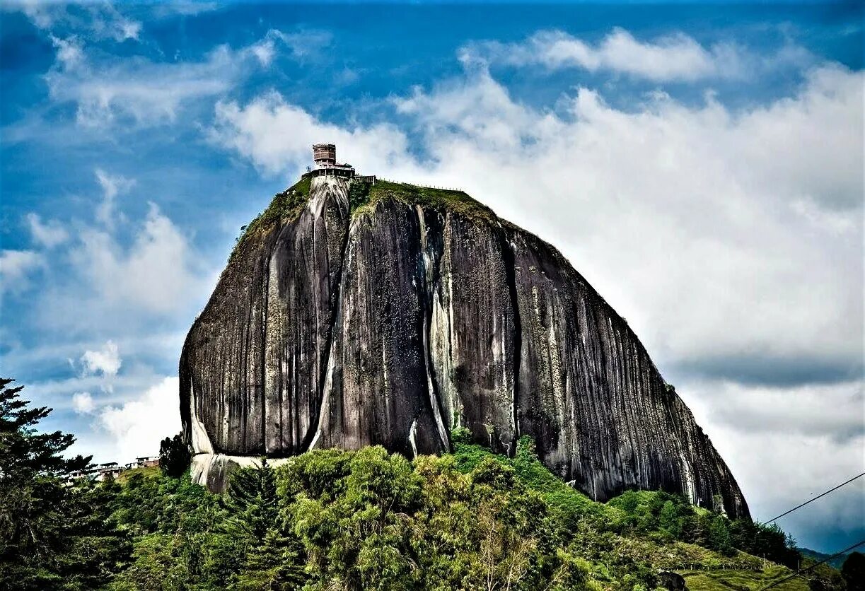 Скала висячий камень ергаки. Девилс-тауэр вайоминг дерево. Монолит хаф-доум. Ергаки природный парк камень. Скала висячий камень ергаки.