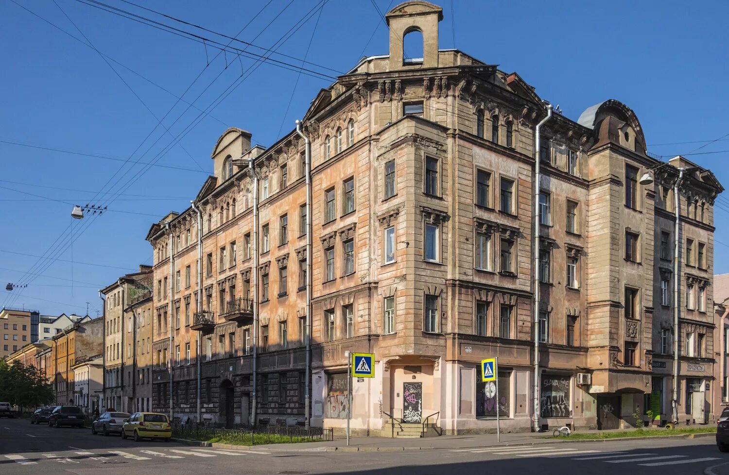 Старый фонд фасад Санкт-Петербурга. Старый фонд на Петроградке. Старый жилой фонд в Питере. Старые здания. Поврежденный дом в санкт петербурге