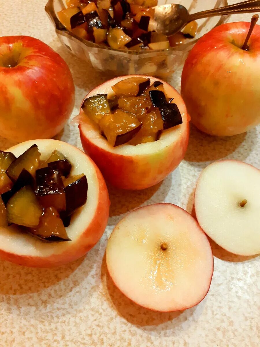 Сколько выпекают яблоки. Печеные яблоки. Запечённые яблоки в духовке. Запечённые яблоки в духовке с мёдом. Яблоки с корицей в духовке.