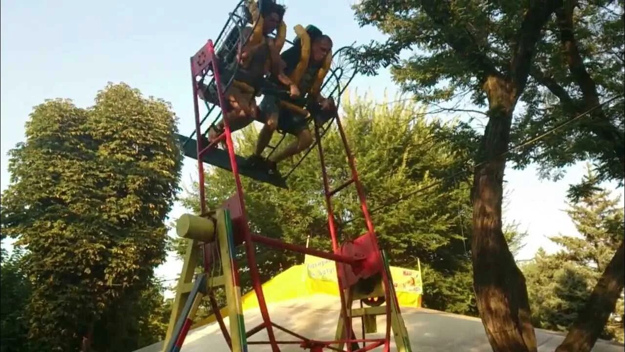 Аттракцион качели клоун. Качели клоуны. Клоун марионетка на качелях. Клоун на качелях. Качели клоуны.