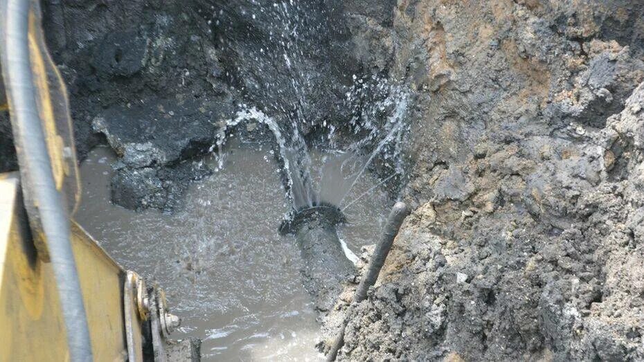 В газовую попала вода. Порыв водопровода. Порыв трубы водопровода. Прорыв водопровода. Порыв сетей водоснабжения.