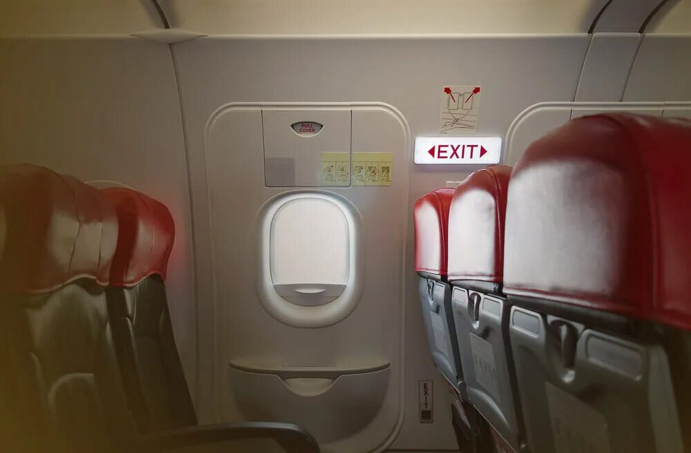 Запасный выход в самолете. Аварийный люк а320 снаружи. Запасные выходы в самолете. Дверь самолета ту-154. Аварийный выход в самолете.