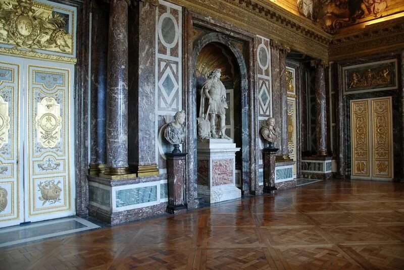Версаль режим работы. Зал Аполлона Версаль. Версальский дворец салон геркулеса. Версальский дворец салон Аполлона. Версальский дворец зал Венеры.