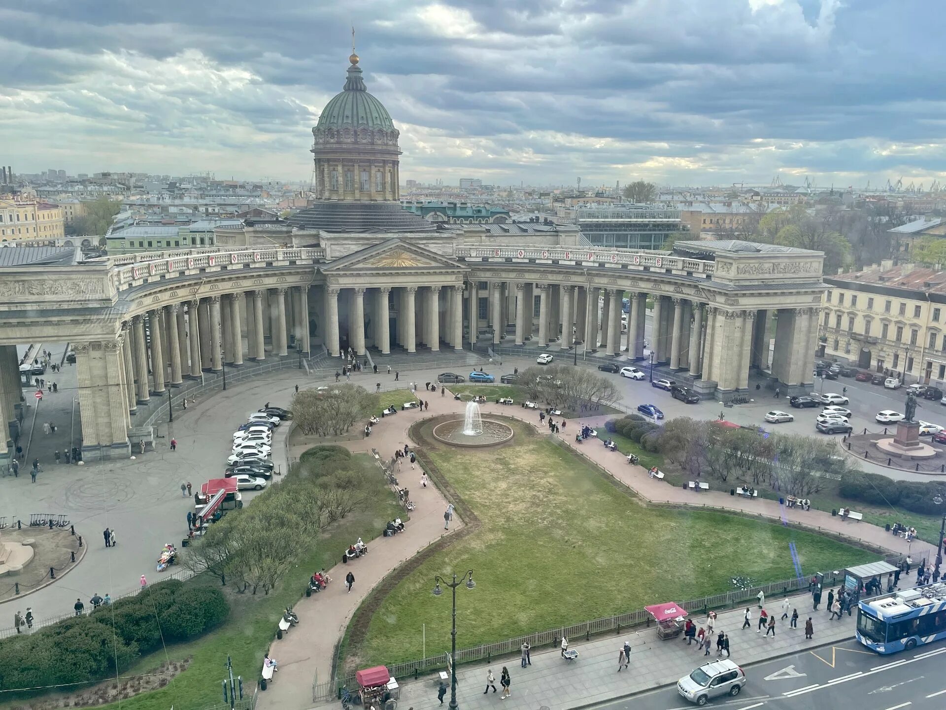 Спб самый большой. Казанский собор Петербург со стороны Невского. Казанский собор со стороны Невского проспекта. Казанская площадь. Питер днем.