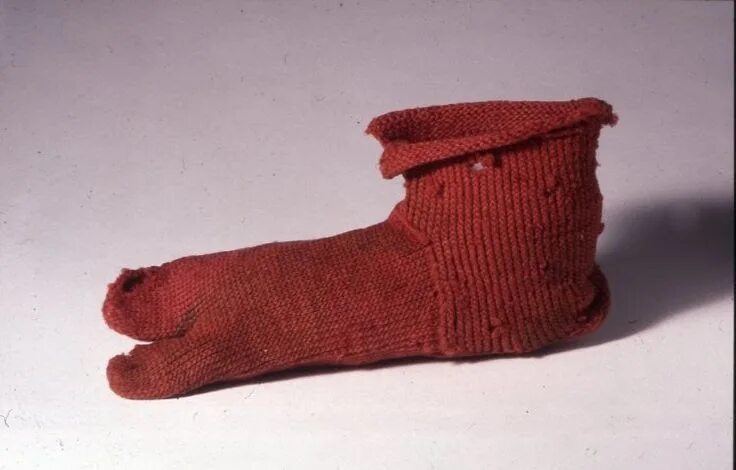 Первые вязаные носки в древности. Вязаные носки в древности. Первые вязаные изделия. Самые первые вязаные вещи. Старинные носки
